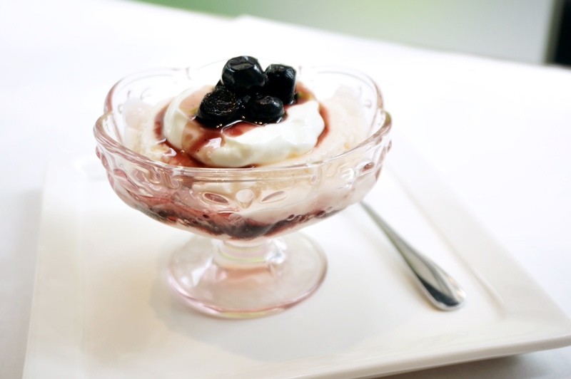 【台南市-東區】飛饗義法典藏料理。C/P值頗高的義法料理~有義大利麵、燉飯、排餐還有採預約制的法式料理,另有女生愛的下午茶哦~激推甜點藍莓乳酸優格冰淇淋