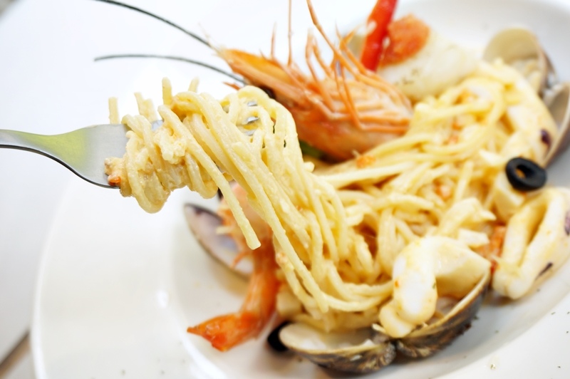 【台南市-東區】飛饗義法典藏料理。C/P值頗高的義法料理~有義大利麵、燉飯、排餐還有採預約制的法式料理,另有女生愛的下午茶哦~激推甜點藍莓乳酸優格冰淇淋