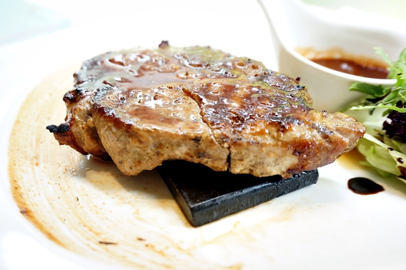 【台南市-東區】飛饗義法典藏料理。C/P值頗高的義法料理~有義大利麵、燉飯、排餐還有採預約制的法式料理,另有女生愛的下午茶哦~激推甜點藍莓乳酸優格冰淇淋