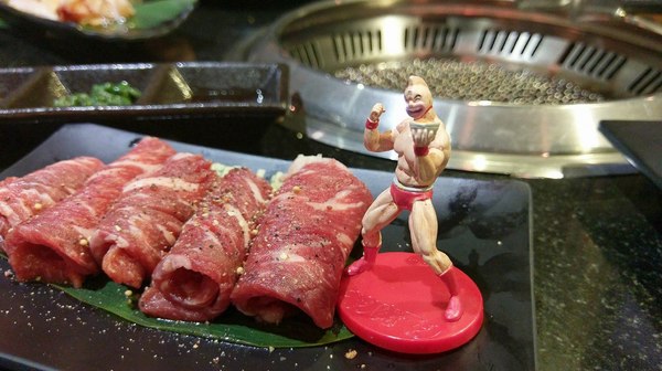 筋肉人燒肉:筋肉人燒肉-新竹北區無煙燒烤 店內提供頂級澳洲和牛燒肉 地下室有包廂 可以邊吃燒肉邊歡歌 不嗨也難