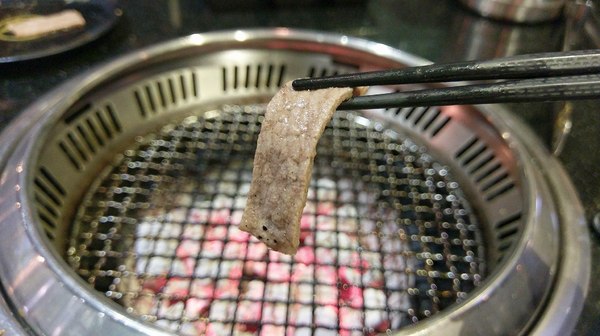 筋肉人燒肉:筋肉人燒肉-新竹北區無煙燒烤 店內提供頂級澳洲和牛燒肉 地下室有包廂 可以邊吃燒肉邊歡歌 不嗨也難