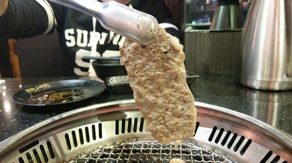 筋肉人燒肉:筋肉人燒肉-新竹北區無煙燒烤 店內提供頂級澳洲和牛燒肉 地下室有包廂 可以邊吃燒肉邊歡歌 不嗨也難