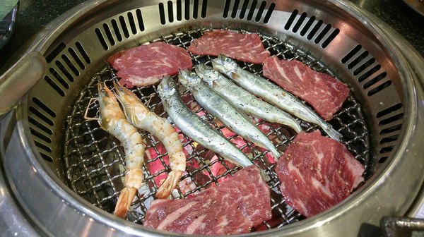 筋肉人燒肉:筋肉人燒肉-新竹北區無煙燒烤 店內提供頂級澳洲和牛燒肉 地下室有包廂 可以邊吃燒肉邊歡歌 不嗨也難