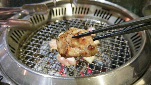 筋肉人燒肉:筋肉人燒肉-新竹北區無煙燒烤 店內提供頂級澳洲和牛燒肉 地下室有包廂 可以邊吃燒肉邊歡歌 不嗨也難