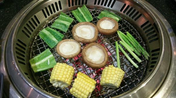 筋肉人燒肉:筋肉人燒肉-新竹北區無煙燒烤 店內提供頂級澳洲和牛燒肉 地下室有包廂 可以邊吃燒肉邊歡歌 不嗨也難