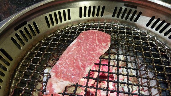 筋肉人燒肉:筋肉人燒肉-新竹北區無煙燒烤 店內提供頂級澳洲和牛燒肉 地下室有包廂 可以邊吃燒肉邊歡歌 不嗨也難