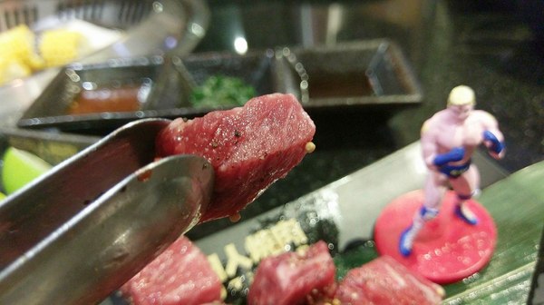 筋肉人燒肉:筋肉人燒肉-新竹北區無煙燒烤 店內提供頂級澳洲和牛燒肉 地下室有包廂 可以邊吃燒肉邊歡歌 不嗨也難