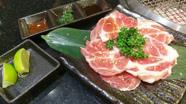 筋肉人燒肉:筋肉人燒肉-新竹北區無煙燒烤 店內提供頂級澳洲和牛燒肉 地下室有包廂 可以邊吃燒肉邊歡歌 不嗨也難