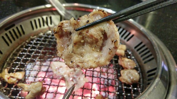 筋肉人燒肉:筋肉人燒肉-新竹北區無煙燒烤 店內提供頂級澳洲和牛燒肉 地下室有包廂 可以邊吃燒肉邊歡歌 不嗨也難