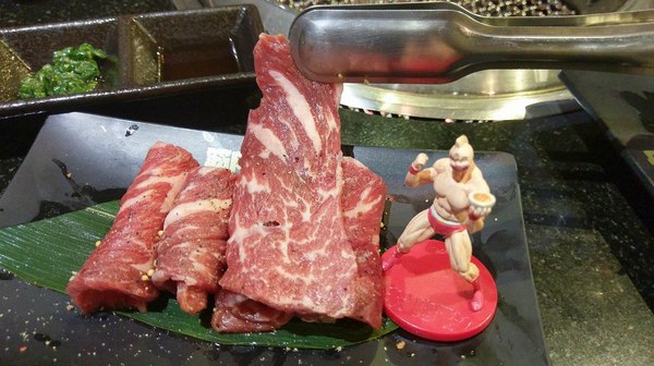 筋肉人燒肉:筋肉人燒肉-新竹北區無煙燒烤 店內提供頂級澳洲和牛燒肉 地下室有包廂 可以邊吃燒肉邊歡歌 不嗨也難