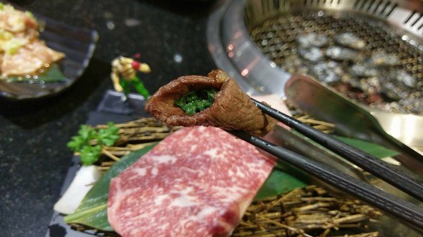 筋肉人燒肉:筋肉人燒肉-新竹北區無煙燒烤 店內提供頂級澳洲和牛燒肉 地下室有包廂 可以邊吃燒肉邊歡歌 不嗨也難