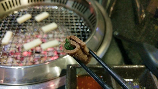 筋肉人燒肉:筋肉人燒肉-新竹北區無煙燒烤 店內提供頂級澳洲和牛燒肉 地下室有包廂 可以邊吃燒肉邊歡歌 不嗨也難