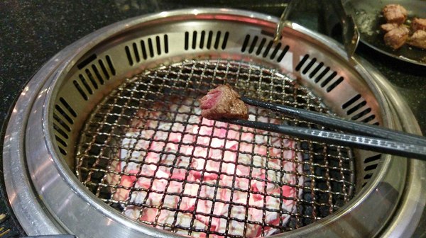 筋肉人燒肉:筋肉人燒肉-新竹北區無煙燒烤 店內提供頂級澳洲和牛燒肉 地下室有包廂 可以邊吃燒肉邊歡歌 不嗨也難