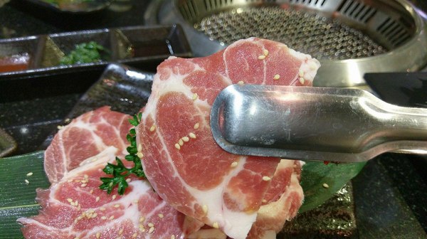 筋肉人燒肉:筋肉人燒肉-新竹北區無煙燒烤 店內提供頂級澳洲和牛燒肉 地下室有包廂 可以邊吃燒肉邊歡歌 不嗨也難