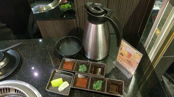 筋肉人燒肉:筋肉人燒肉-新竹北區無煙燒烤 店內提供頂級澳洲和牛燒肉 地下室有包廂 可以邊吃燒肉邊歡歌 不嗨也難