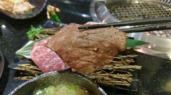 筋肉人燒肉:筋肉人燒肉-新竹北區無煙燒烤 店內提供頂級澳洲和牛燒肉 地下室有包廂 可以邊吃燒肉邊歡歌 不嗨也難