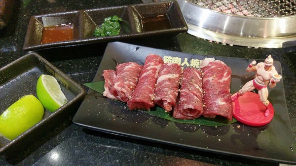 筋肉人燒肉:筋肉人燒肉-新竹北區無煙燒烤 店內提供頂級澳洲和牛燒肉 地下室有包廂 可以邊吃燒肉邊歡歌 不嗨也難