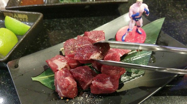 筋肉人燒肉:筋肉人燒肉-新竹北區無煙燒烤 店內提供頂級澳洲和牛燒肉 地下室有包廂 可以邊吃燒肉邊歡歌 不嗨也難