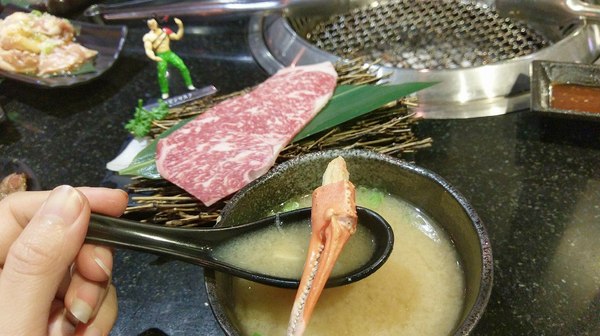 筋肉人燒肉:筋肉人燒肉-新竹北區無煙燒烤 店內提供頂級澳洲和牛燒肉 地下室有包廂 可以邊吃燒肉邊歡歌 不嗨也難