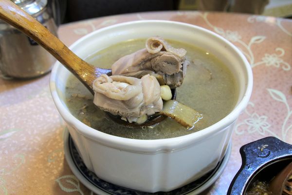 燒味鮮合菜小館:【新北市永和食記】燒味鮮合菜小館~家族朋友聚餐好地方/8月底前明治冰淇淋吃到飽/私房土雞腿湯鍋需提前預訂才吃得到唷