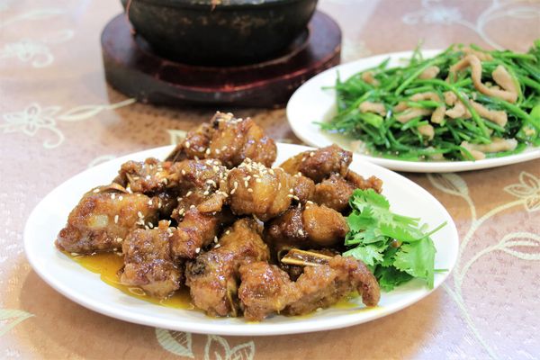 燒味鮮合菜小館:【新北市永和食記】燒味鮮合菜小館~家族朋友聚餐好地方/8月底前明治冰淇淋吃到飽/私房土雞腿湯鍋需提前預訂才吃得到唷