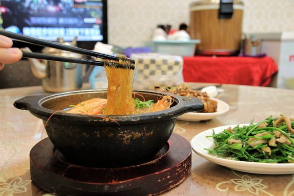 燒味鮮合菜小館:【新北市永和食記】燒味鮮合菜小館~家族朋友聚餐好地方/8月底前明治冰淇淋吃到飽/私房土雞腿湯鍋需提前預訂才吃得到唷