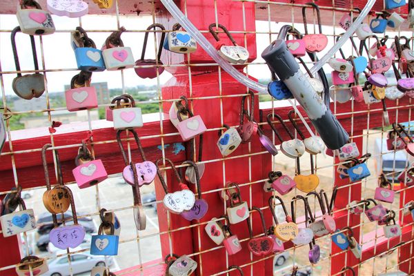 看機機複合式餐廳:【桃園大園景點】看機機複合式餐廳~與飛機奔向天空最近的距離,兒童專屬的遊樂間,心鎖牆一起浪漫去