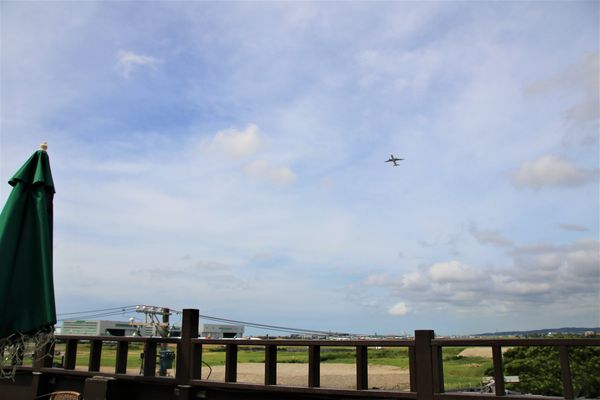看機機複合式餐廳:【桃園大園景點】看機機複合式餐廳~與飛機奔向天空最近的距離,兒童專屬的遊樂間,心鎖牆一起浪漫去