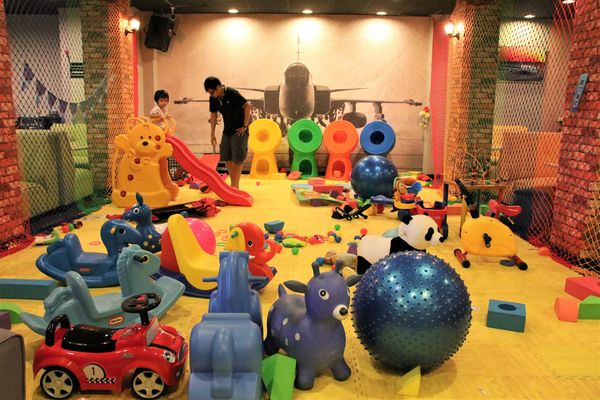 看機機複合式餐廳:【桃園大園景點】看機機複合式餐廳~與飛機奔向天空最近的距離,兒童專屬的遊樂間,心鎖牆一起浪漫去