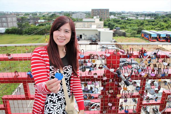 看機機複合式餐廳:【桃園大園景點】看機機複合式餐廳~與飛機奔向天空最近的距離,兒童專屬的遊樂間,心鎖牆一起浪漫去