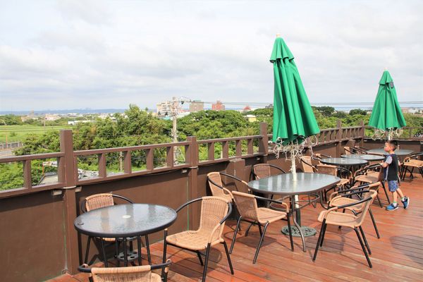 看機機複合式餐廳:【桃園大園景點】看機機複合式餐廳~與飛機奔向天空最近的距離,兒童專屬的遊樂間,心鎖牆一起浪漫去