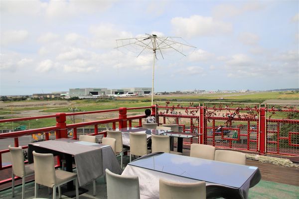 看機機複合式餐廳:【桃園大園景點】看機機複合式餐廳~與飛機奔向天空最近的距離,兒童專屬的遊樂間,心鎖牆一起浪漫去