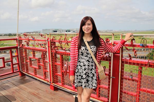 看機機複合式餐廳:【桃園大園景點】看機機複合式餐廳~與飛機奔向天空最近的距離,兒童專屬的遊樂間,心鎖牆一起浪漫去