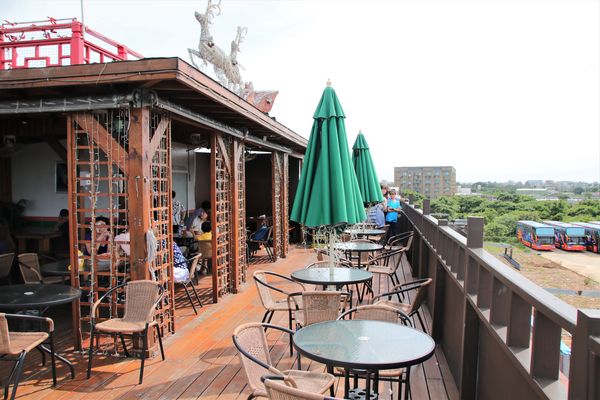 看機機複合式餐廳:【桃園大園景點】看機機複合式餐廳~與飛機奔向天空最近的距離,兒童專屬的遊樂間,心鎖牆一起浪漫去