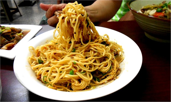 丁二姊：會燃燒的四川麵~  丁二姊燃麵