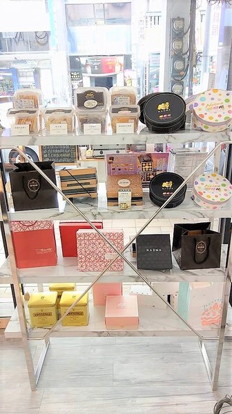 那歐瑪烘焙坊：那歐瑪烘焙坊-高雄新興區高cp烘焙坊  蛋糕甜點都好推薦  還有超可愛的貓爪冰燒雞蛋糕 重點是價格超親民  要慶生或是拜訪親友  來這邊挑選就對了!!