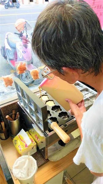 那歐瑪烘焙坊：那歐瑪烘焙坊-高雄新興區高cp烘焙坊  蛋糕甜點都好推薦  還有超可愛的貓爪冰燒雞蛋糕 重點是價格超親民  要慶生或是拜訪親友  來這邊挑選就對了!!