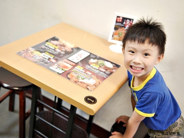炙丼家：【台南美食】人氣紅不讓丼飯。炙丼家。小朋友招待小小丼飯｜台南東區｜南紡購物中心