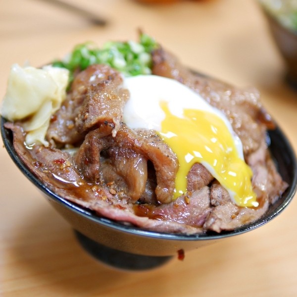 炙丼家：【台南美食】人氣紅不讓丼飯。炙丼家。小朋友招待小小丼飯｜台南東區｜南紡購物中心