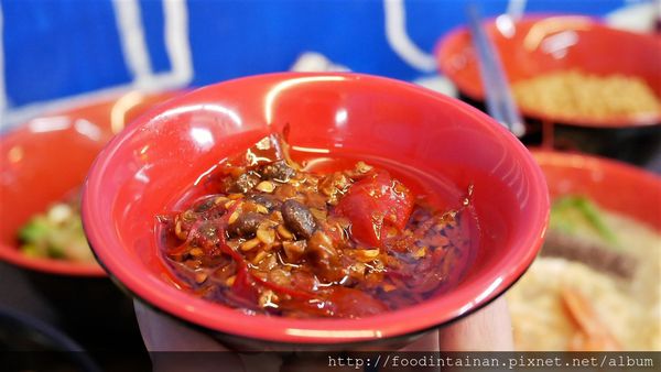 【台南市-東區美食】30幾種中藥的滷汁與+10元就能升級天使紅蝦的懷舊鍋燒意麵○ﾟεﾟ○！『瘋格滷味』讓人少少預算也能吃的大大滿足(〃^∇^)ﾉ