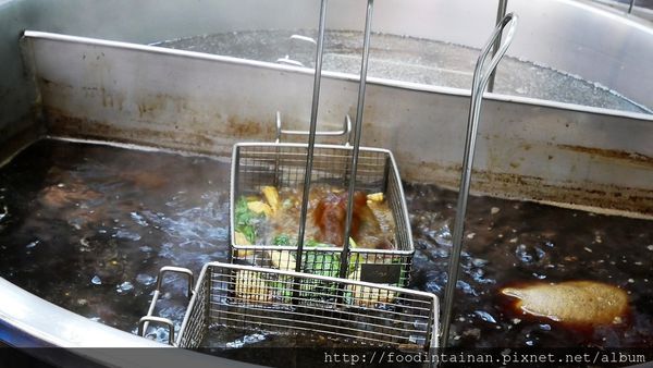 【台南市-東區美食】30幾種中藥的滷汁與+10元就能升級天使紅蝦的懷舊鍋燒意麵○ﾟεﾟ○！『瘋格滷味』讓人少少預算也能吃的大大滿足(〃^∇^)ﾉ