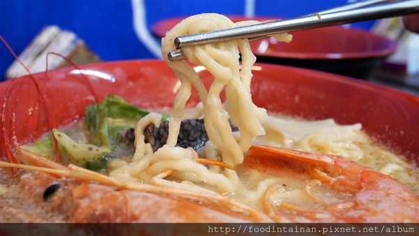 【台南市-東區美食】30幾種中藥的滷汁與+10元就能升級天使紅蝦的懷舊鍋燒意麵○ﾟεﾟ○！『瘋格滷味』讓人少少預算也能吃的大大滿足(〃^∇^)ﾉ