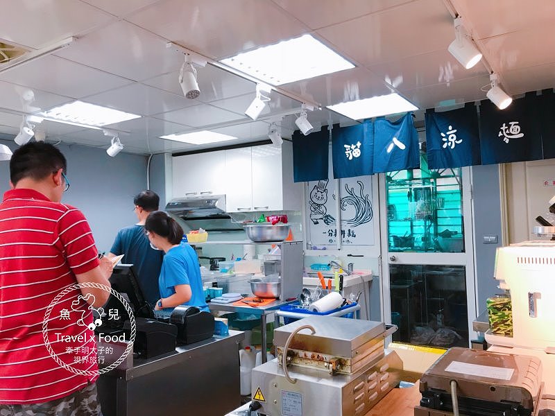 【食】桃園◆辛辣夠味，晚來就買不到的～貓八涼麵 @魚兒 x 牽手明太子的「視」界旅行