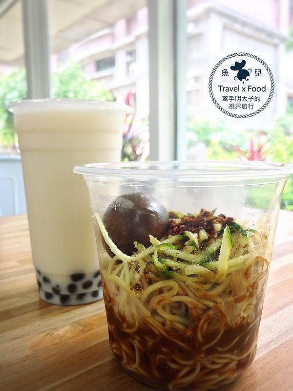 【食】桃園◆辛辣夠味，晚來就買不到的～貓八涼麵 @魚兒 x 牽手明太子的「視」界旅行