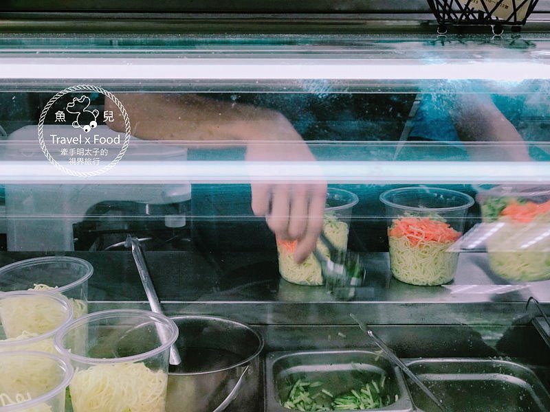 【食】桃園◆辛辣夠味，晚來就買不到的～貓八涼麵 @魚兒 x 牽手明太子的「視」界旅行