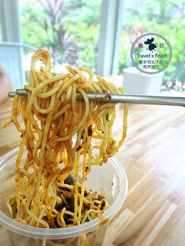 【食】桃園◆辛辣夠味，晚來就買不到的～貓八涼麵 @魚兒 x 牽手明太子的「視」界旅行