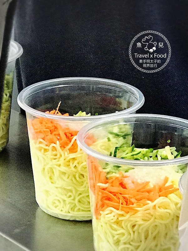 【食】桃園◆辛辣夠味，晚來就買不到的～貓八涼麵 @魚兒 x 牽手明太子的「視」界旅行