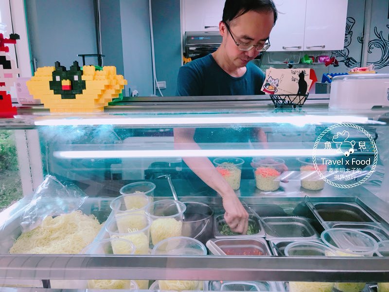 【食】桃園◆辛辣夠味，晚來就買不到的～貓八涼麵 @魚兒 x 牽手明太子的「視」界旅行