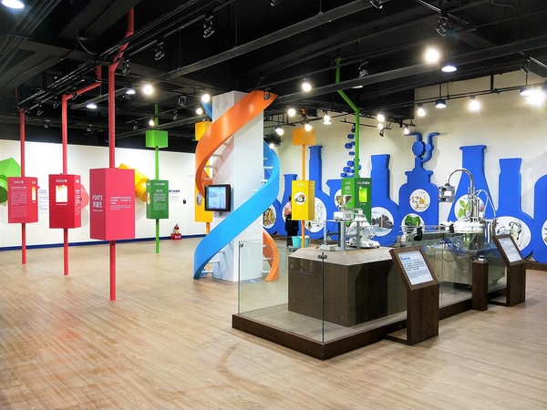 台塑生醫健康悠活館： 【彰化市景點】台塑生醫健康悠活館~頭皮和肌膚專人檢測為健康生活做把關，白晒圖，多媒體互動，正宗台塑牛排全台唯一獨家對外限量首賣