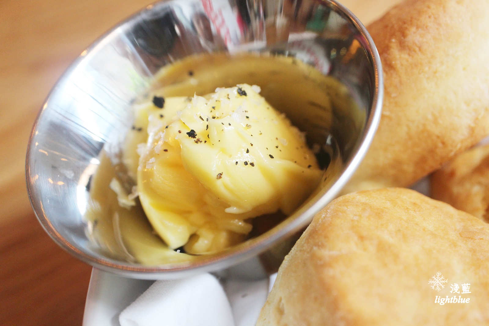 [ 中山站美食 ] 淺藍 × Buttermilk摩登美式餐廳～amba中山意舍酒店新餐廳，中山美式餐廳，必吃美國阿嬤炸雞